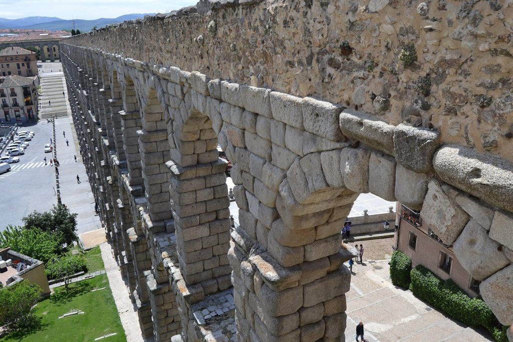 El Acueducto romano de Segovia visto desde la ciudad